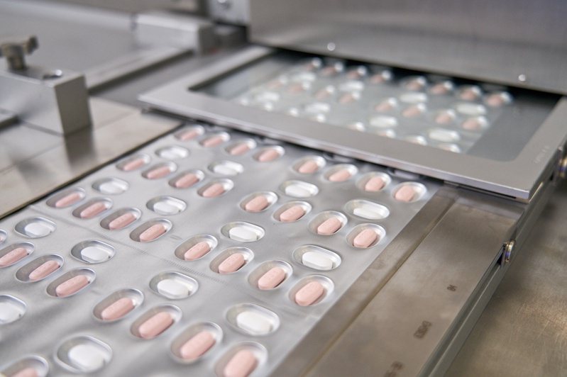 美國輝瑞藥廠表示已同意一項協議、將允許其實驗性新冠口服藥「Paxlovid」在全球範圍內更廣泛生產，有機會讓世界上一半以上的人口獲得治療。路透