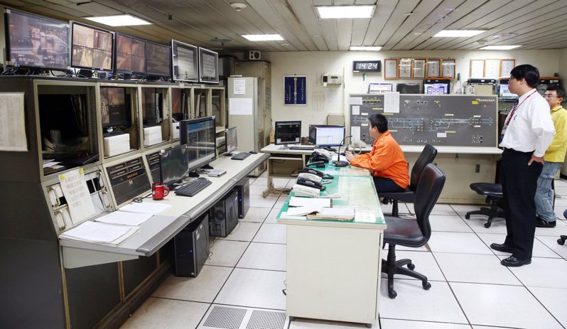 台鐵局行控4.0研究案欲捨棄國際既有系統，要研發台灣製造的控制系統，但安全與可靠性遭質疑。圖為台鐵台北車站的心臟─運轉室（行車控制室）。圖／聯合報系資料照片