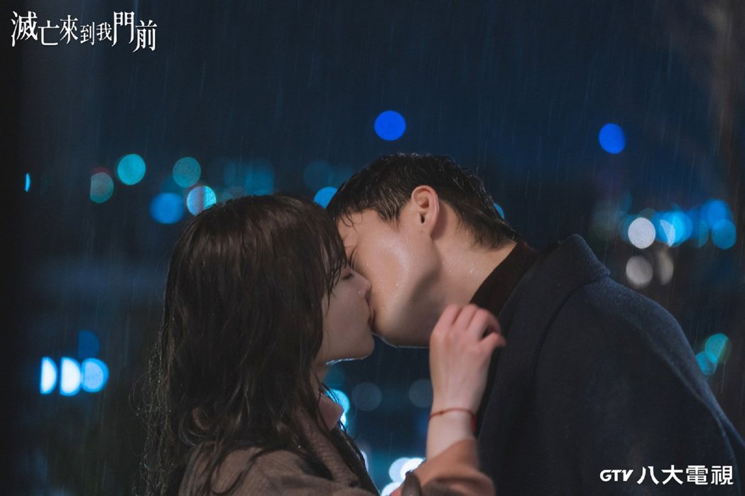 徐仁國(右)、朴寶英吻戲被網友形容「是歷代級瘋狂的吻戲」。圖／八大電視提供