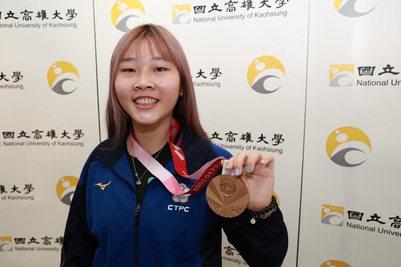 高雄大學運動競技學系學生田曉雯獲東京帕運桌球項目女單TT10級銅牌。圖／資料照片、高雄大學提供