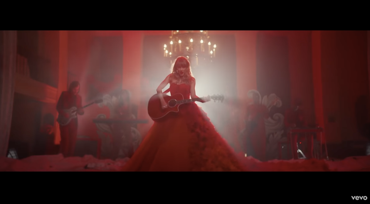 泰勒絲這次在《I Bet You Think About Me》的MV中展現出華麗夢幻的穿衣風格，其中兩套紅、白禮服由台灣頂級訂製品牌Nicole +Felicia為她量身打造。圖／摘自Youtube