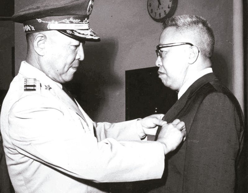 1957年二月，空軍總司令陳嘉尚上將，呈獻國防部長俞大維(右)飛鷹胸章。
（圖╱本報資料照片）