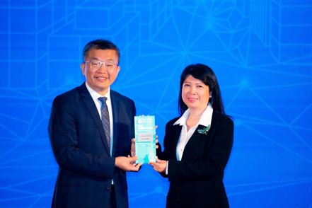元大期貨勇奪TCSA台灣企業永續獎雙項大獎肯定，副董事長周筱玲（右）代表領獎。元大期貨／提供