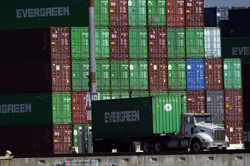 美國洛杉磯港堆滿貨櫃。消費者對物品需求暴增，讓全球供應鏈不堪負荷，也暴露出重大破綻。圖／美聯社