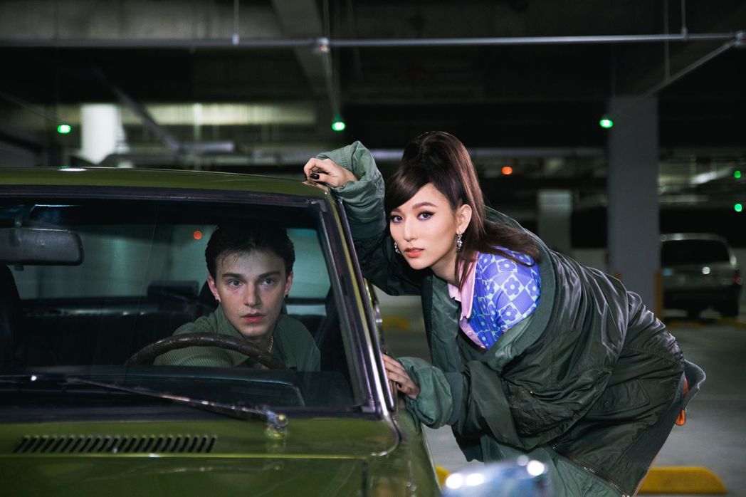 黃瑋昕(右)在新歌「信你才怪」MV飾演遭到男友背叛的女主角。新禧未來音樂提供