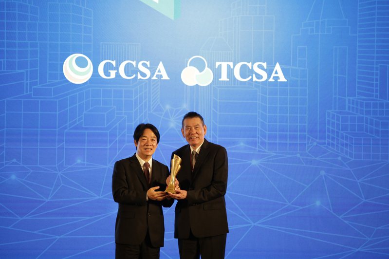 華航拿下三大獎項，更連續八年獲得台灣企業永續獎，昨天副總統賴清德(左)頒獎，華航董事長謝世謙(右)出席受獎。華航／提供