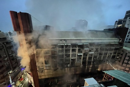 高雄城中城大樓火災造成嚴重的人員死傷，引起社會巨大的震撼。本報資料照片