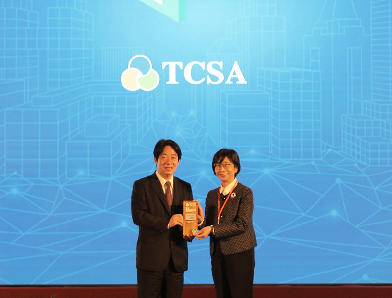 東元電機獲台灣企業永續獎四項大獎，董事長邱純枝代表接獲獎項。 圖／東元電機 提供