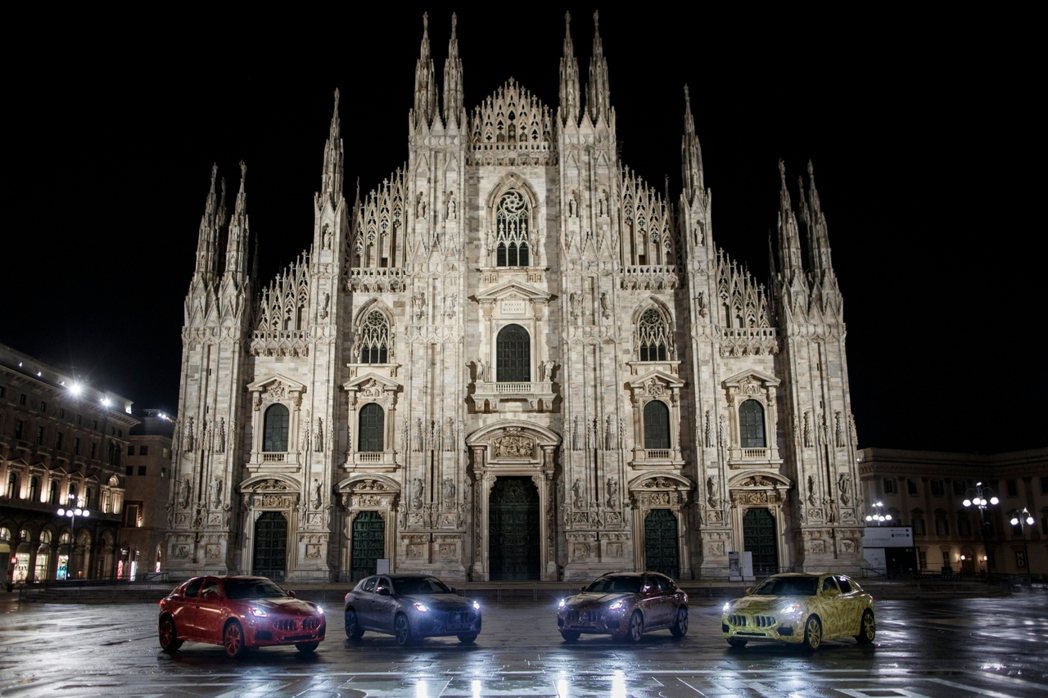 4輛Maserati Grecale原型車前往義大利米蘭大教堂前合影留念。 摘自...
