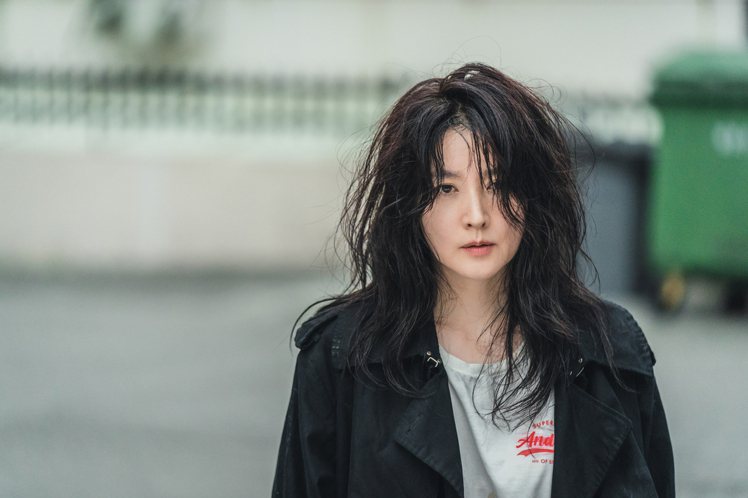 李英愛在《神探具景伊》中多次穿韓國品牌Ardent Vellona黑色大衣，以不洗頭的造型登場。圖／NETFLIX提供