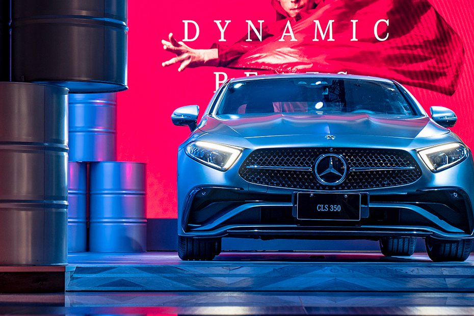 賓士CLS 350車頭單柵式星芒型的全新水箱罩，搭配AMG LINE專屬的全新前保桿設計，結合鍍鉻前下擾流、黑色定風翼、迎賓飾板，同時搭配精巧細膩的車尾翼及19吋AMG五輻雙肋輪圈，低調著展現CLS專屬的運動帥氣。 圖／Mercedes-Benz提供