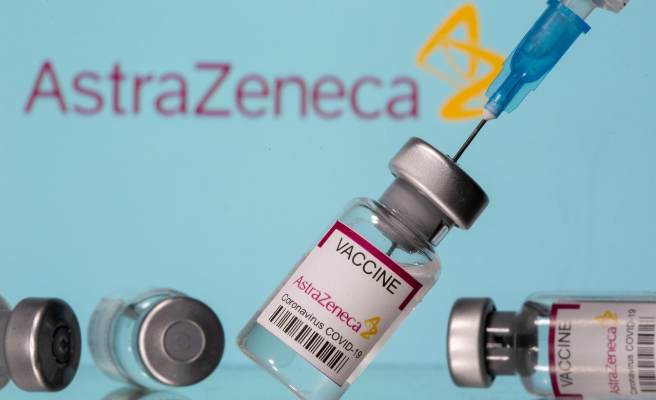 有醫師指出，瑞典數據發現施打二劑AZ疫苗者，抗體效價在四個月後變成負值。路透社