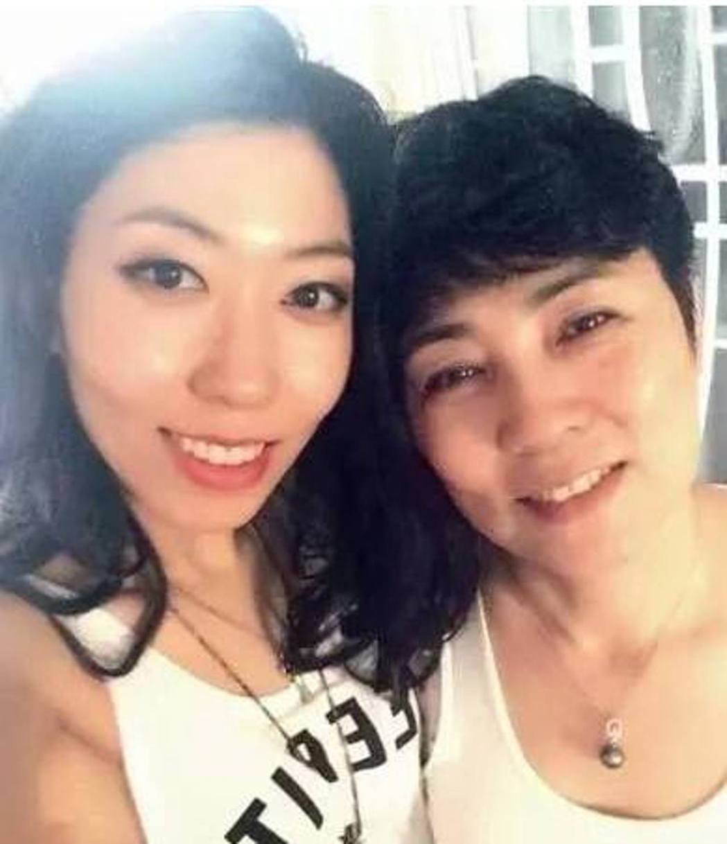 張明杰是知名女歌手曲婉婷的母親。（取材自微博） 王翠琪