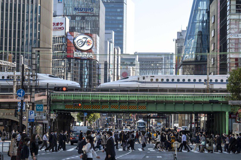 日本政府正研擬從2022年度起放寬移工無限期居留。圖為東京街頭。法新社