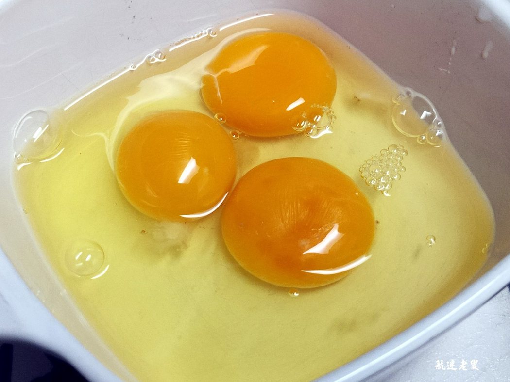 準備幾個雞蛋，土雞蛋和肉雞蛋營養差不多，但是土雞蛋蛋黃更黃，炒出來色澤更好看，更香更嫩。
