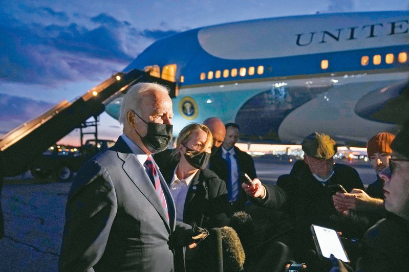 美國總統拜登（左）十六日離開新罕布夏州機場時對記者發表談話。（美聯社）