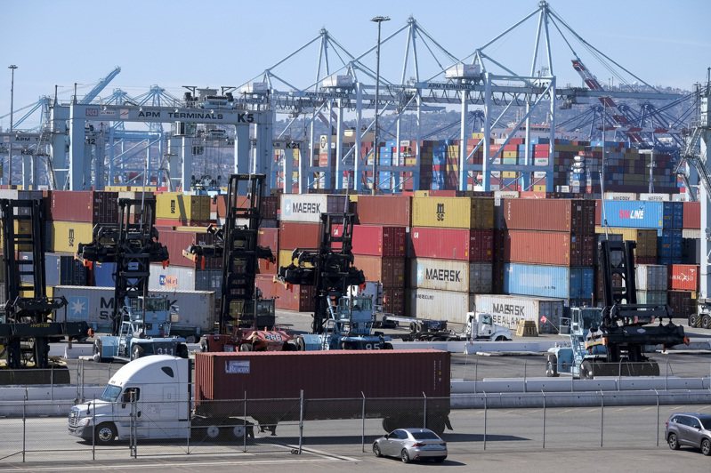 大量貨櫃堆積在洛杉磯碼頭。   美聯社