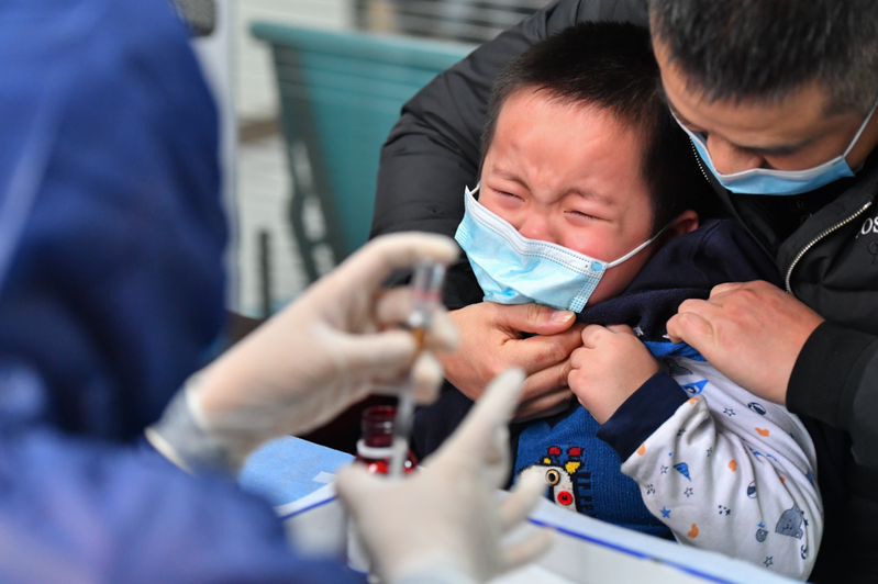 大陸各地相繼啟動幼童新冠疫苗接種，圖為湖南長沙近日為3至11歲孩童施打疫苗。新華社