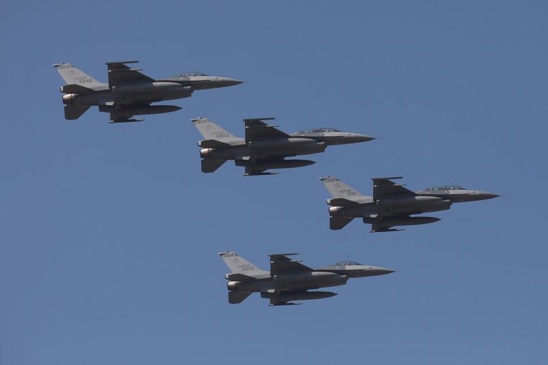 蔡英文總統今到空軍嘉義基地，主持首支F-16V作戰聯隊性能提升接裝典禮。圖為第四聯隊兵力預演，戰機編隊飛行。圖／航空迷提供