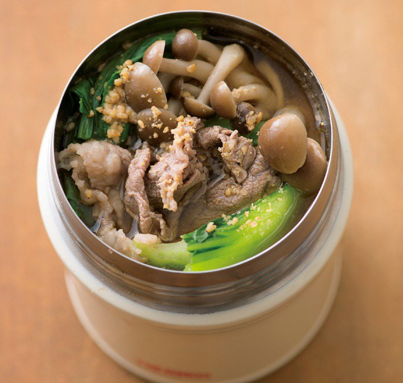 牛肉青江菜芝麻湯，做成悶燒罐便當。圖／瑞麗美人國際媒體 提供