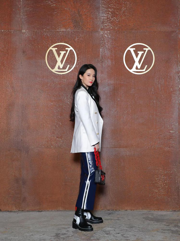 劉亦菲的白西裝look搭配帶點運動風的長褲，同樣帶著混搭趣味。圖／LV提供