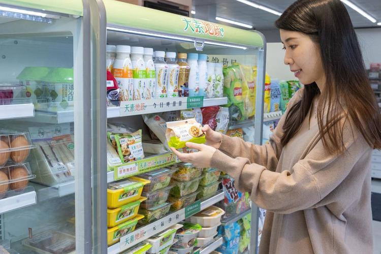 7-ELEVEN「天素地蔬」系列商品上市一年來，透過在冷藏冰箱成立品牌專區方便就...