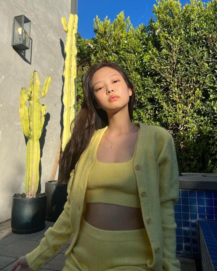 Jennie以Calvin Klein的黃色羊毛衫外套配整組同色、同材質的短背心...