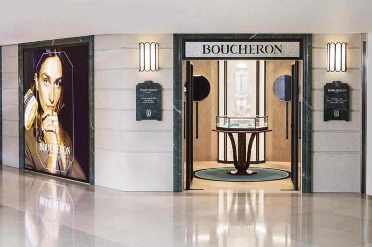綠色大理石的門框、精湛的裝飾藝術風格細節，讓Boucheron麗晶精品店在沉穩中演示了法式的古典與摩登。圖 / Boucheron提供