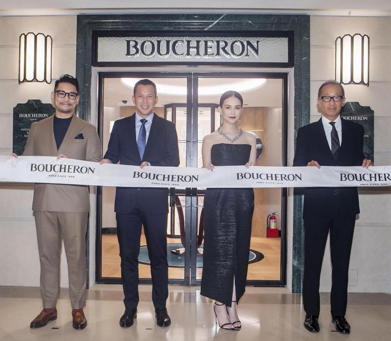 Boucheron亞太區總裁Andre Hou（左二）、Boucheron台灣總經理Chris Chen（左一）、晶華酒店董事長潘思亮（右一）與昆凌，今日一同出席Boucheron麗晶精品店的剪裁。圖 / Boucheron提供