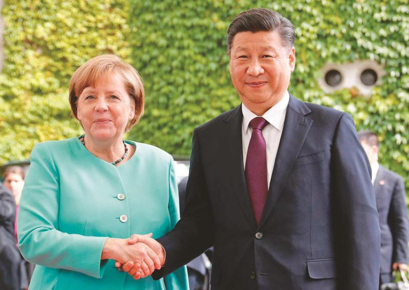 德國總理梅克爾（左）於二○一七年在柏林首相府歡迎來訪的中國國家主席習近平（右）。（路透）