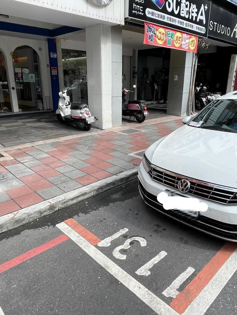 一名網友抱怨自己停在花蓮的停車格，遭到開罰。沒想到眼尖揪出問題所在，直言「沒直接拖吊算不錯了」。圖擷自爆料公社