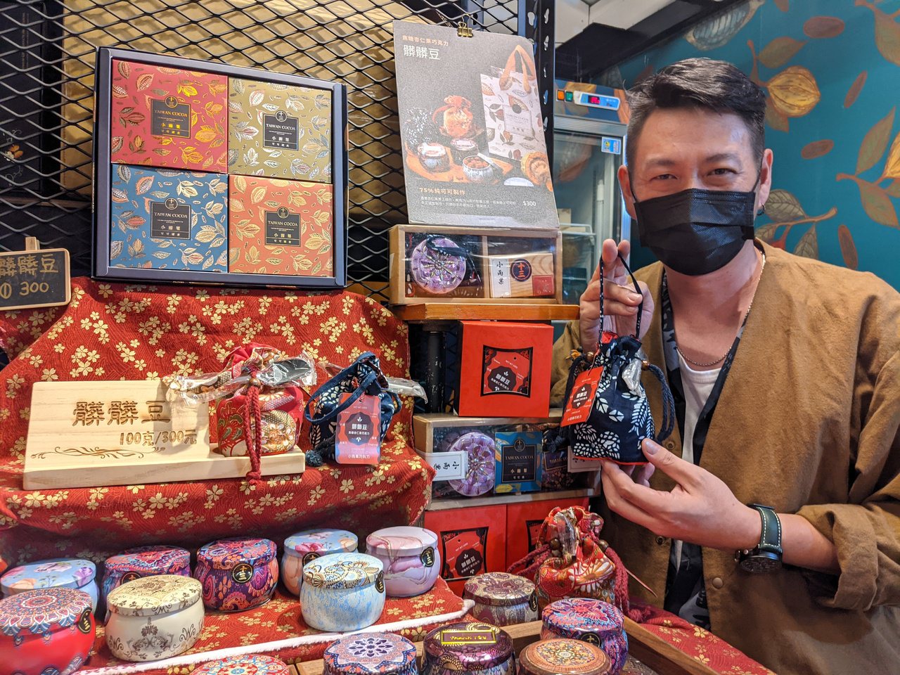 「髒髒豆」為店內最受歡迎的產品，由台灣巧克力、杏仁果、焦糖糖衣製成，加上馬口鐵罐...