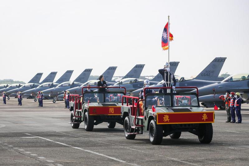 超級F-16機隊 鳳展起飛 蔡英文總統（後車站立者）昨前往嘉義空軍基地主持「空軍F-16V BLK20型機接裝典禮」，校閱地面部隊，並稱是台美友誼再進展。（中央社）