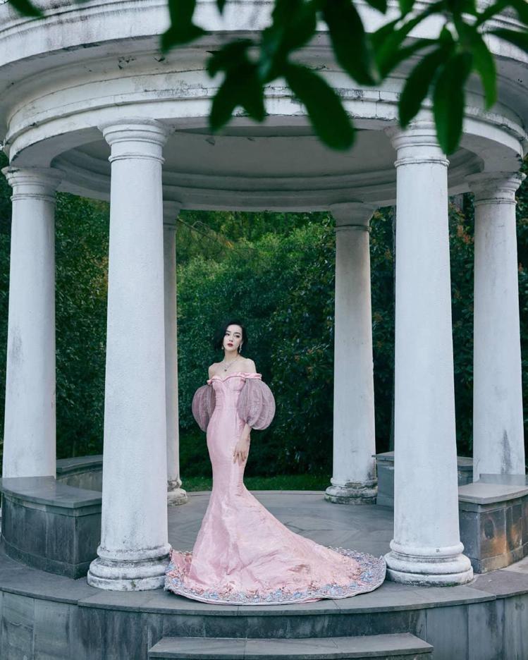 迪麗熱巴穿郭培設計的粉色禮服，蓬蓬的燈籠袖注入更多浪漫風情，一系列美照也堪比婚紗大片。圖／摘自微博