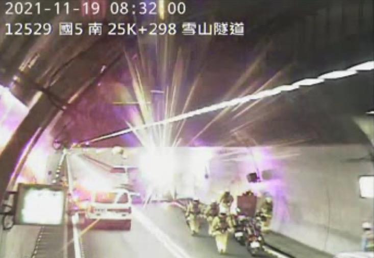 國道5號雪山隧道今天發生一輛自小客車冒煙。記者林佳彣／翻攝