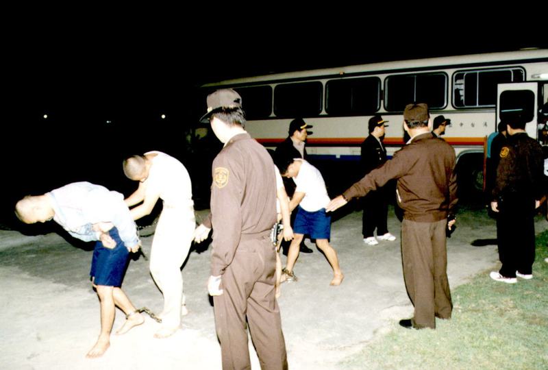 新竹少年監獄受刑人1996年11月19日晚移監到彰化監獄，在監獄管理員戒護下下車。圖／聯合報系資料照片
