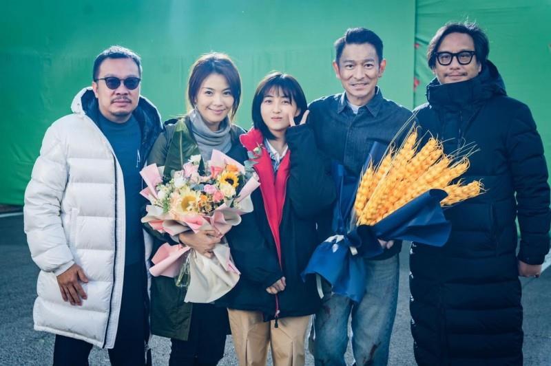 劉德華新片「危機航線」殺青，與張子楓(中)扮演一對父女，左起為香港寰宇電影公司林