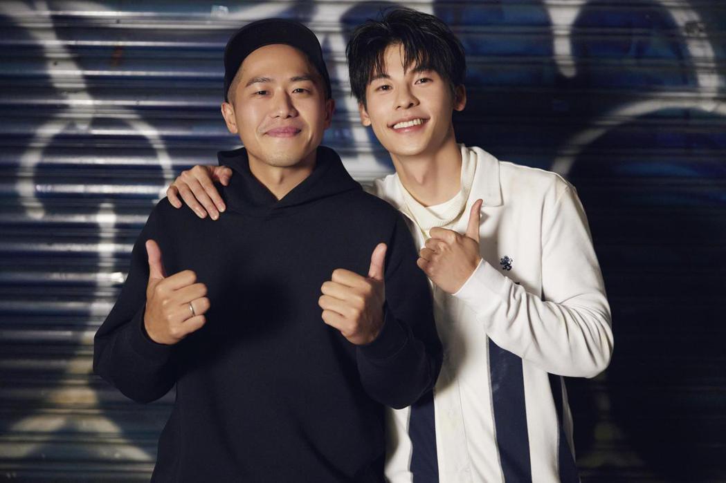 許光漢(右)和導演許智彥合作新歌「一派輕鬆」MV。圖／何樂音樂提供