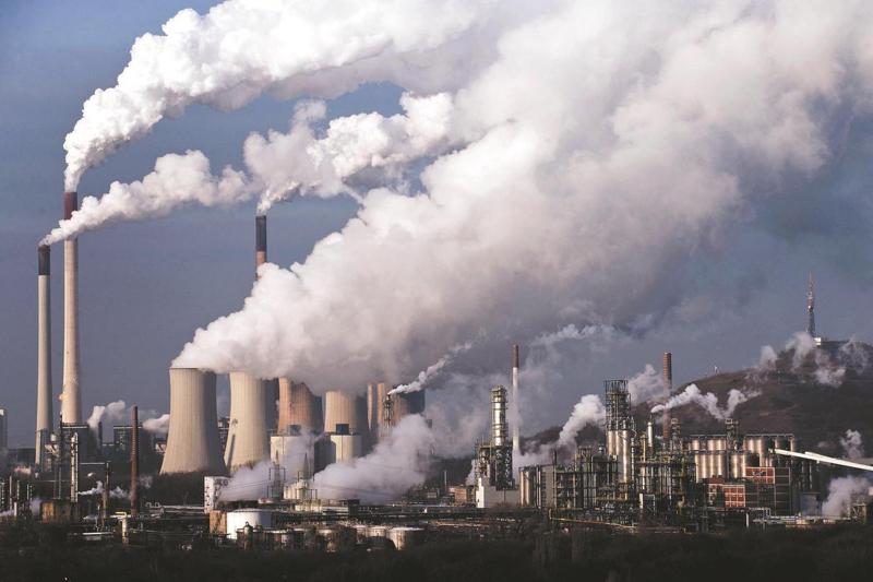 甫落幕的聯合國第26屆氣候峰會（COP26）訂下「格拉斯哥氣候協定」，要求各國需在明（2022）年底之前強化「2030年減排目標」。美聯社