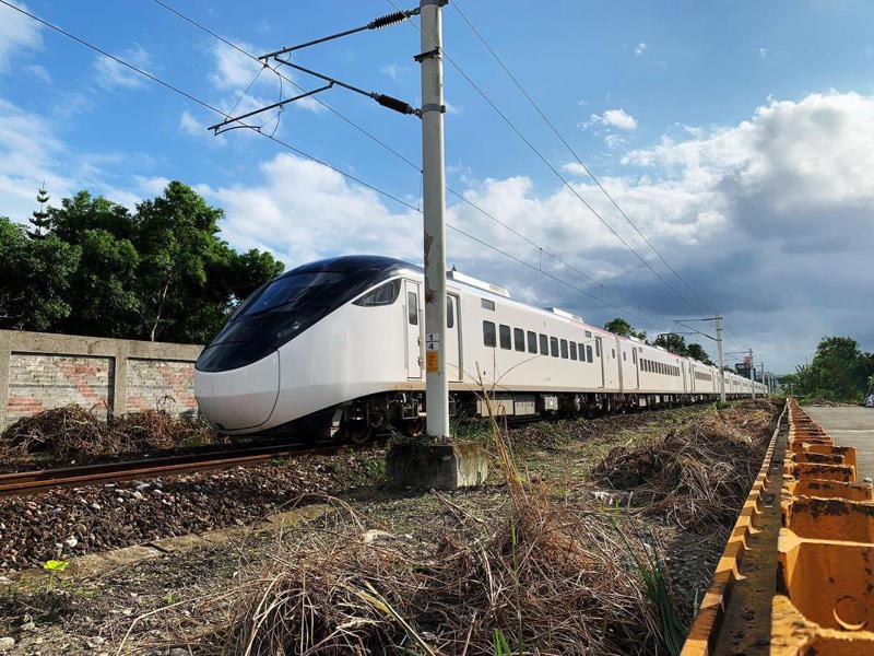台鐵全新城際列車EMU3000型在花蓮測試時卡住。圖／取自臉書花蓮同鄉會