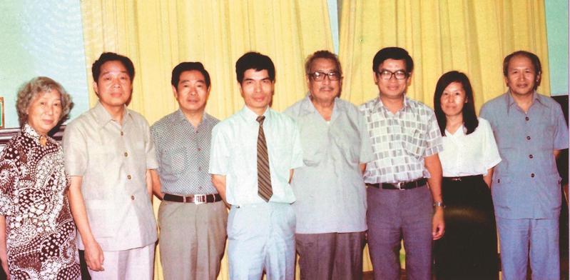 1981年六月，周志文(左四)台大博士學位口試後，與臺靜農先生(右四)、張清徽先生(左一)、葉慶炳先生(右一)等人合影。（圖／台大中文系提供）