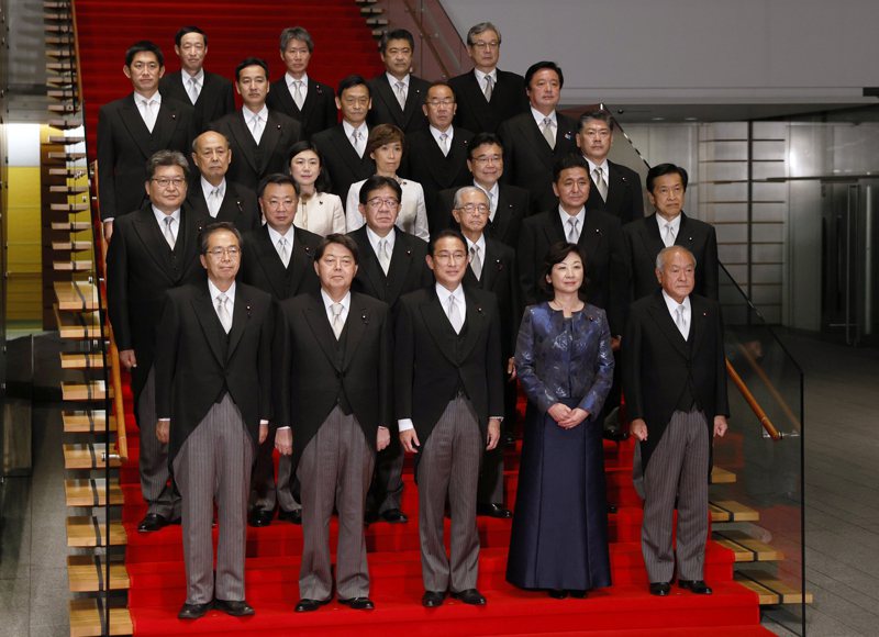 日本新內閣11月10日組成後拍大合照。新華社