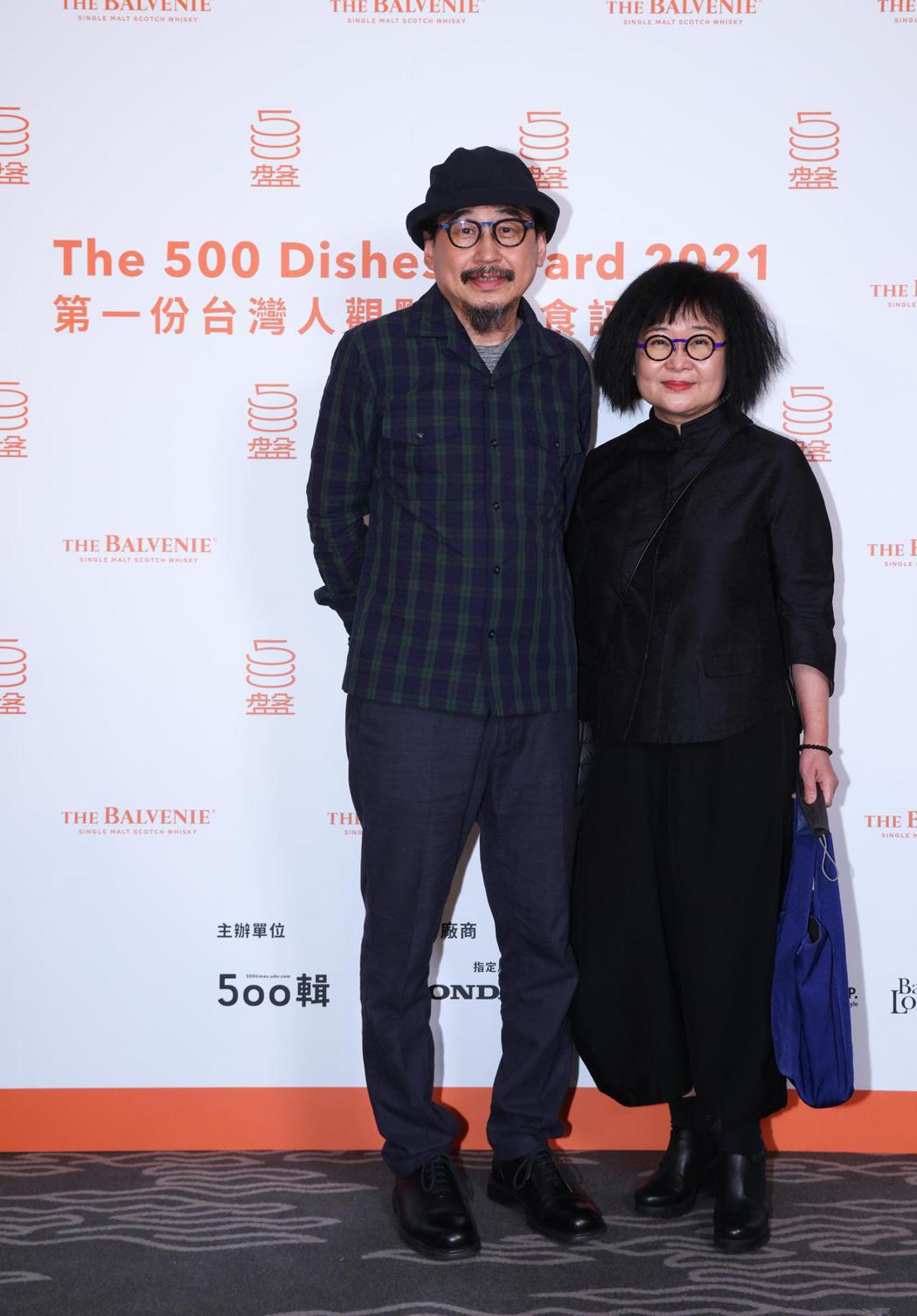 社會觀察家詹偉雄（左）與夫人一起出席今晚的500盤晚宴。圖／500盤採訪團隊提供