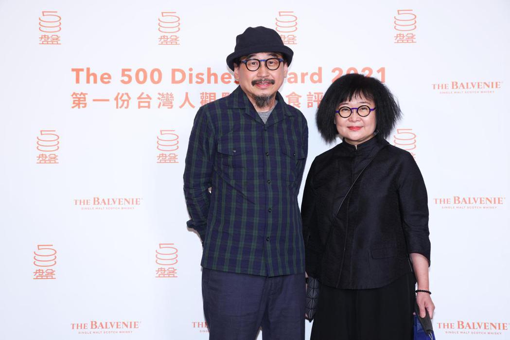 社會觀察家詹偉雄（左）與夫人一起出席今晚的500盤晚宴。圖／500盤採訪團隊提供
