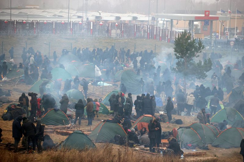 大量難民17日聚集在白俄羅斯格羅德諾地區境內和波蘭接壤邊境的布魯茲吉–庫茲尼察檢查點附近，搭帳篷生活。路透