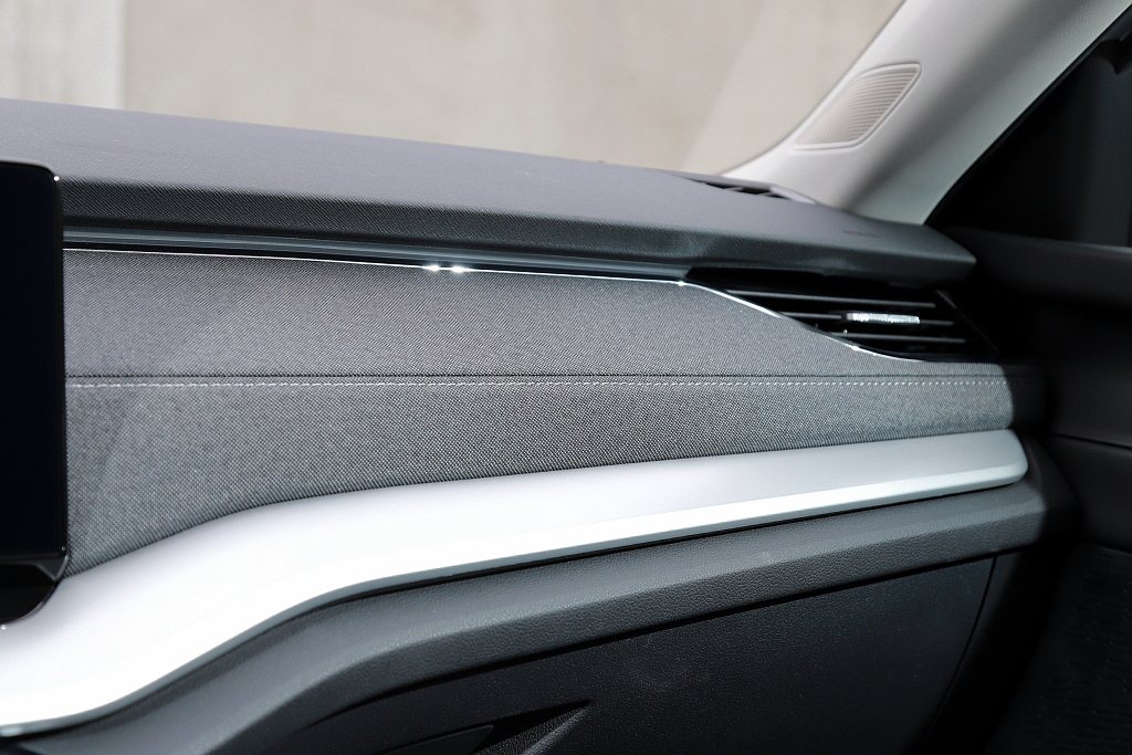 全新第四代SKODA Octavia車艙獨特的丹寧布紋、銀色飾板，加上環艙多模式...