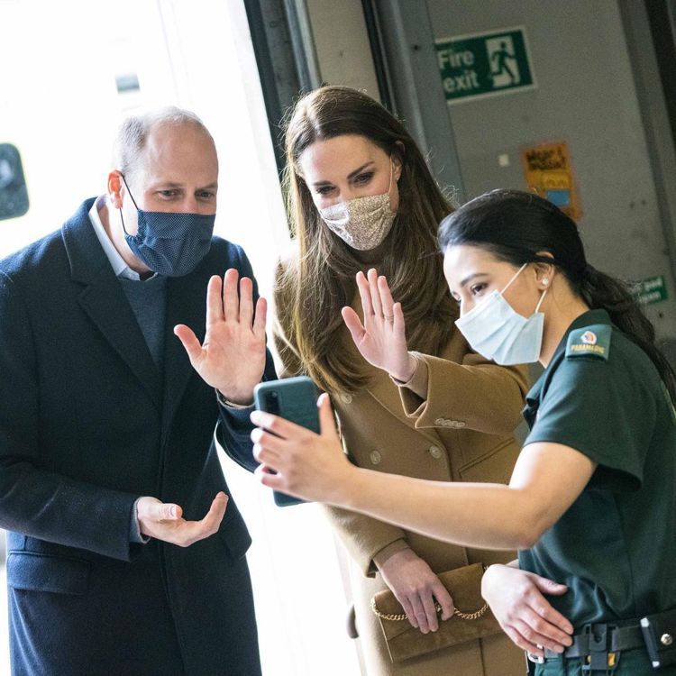 今年3月，凱特王子妃與威廉王子訪問倫敦東區急救站時，二度穿上Massimo Du...