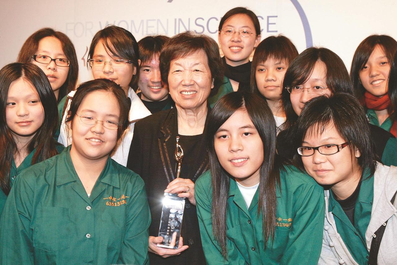 彭汪嘉康（中）曾獲台灣萊雅傑出女科學家獎，並與北一女學妹們合影。本報資料照片