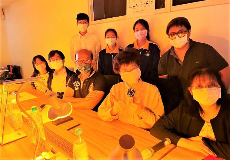 清大周卓煇（前排中）OLED照明團隊師生、台大醫院新竹分院眼科主任葉伯（前排左二...