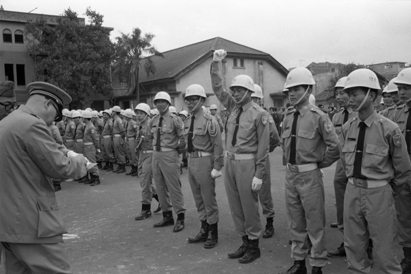 1971年11月20日參加台北市「永安四號」民防勤務綜合演習的，包括龍山區防護隊、婦女隊、醫護隊等九百三十餘人。圖／聯合報系資料照片